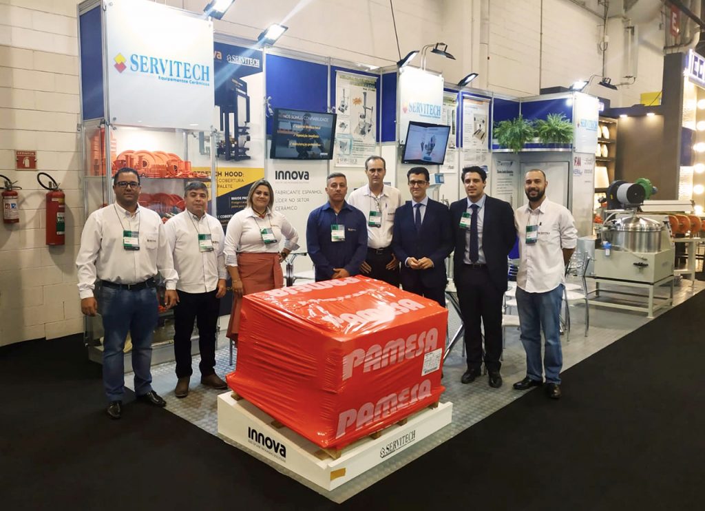 Equipo Innova y Servitech en la feria Expo Revestir Brasil, con palet en fundado con Stretch hood