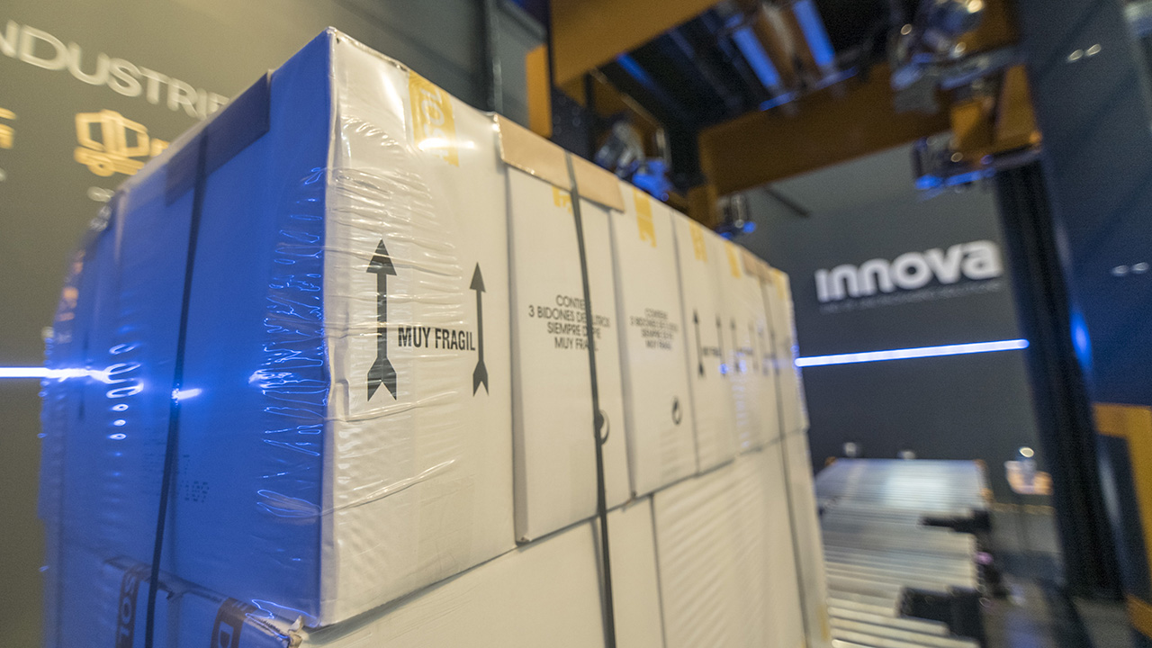 Tecnología stretch hood para embalaje en logística